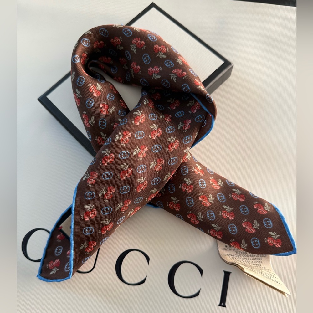 NEW GUCCI DOUBLE G AND ROSE SILK POCKET SQUARE SCARF🌹